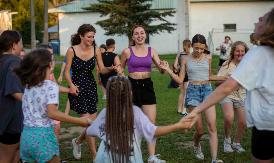 Dziewczyny - zabawa w kółku na obozie w Muszynie
