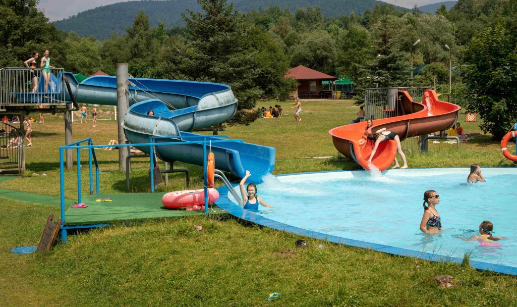 Dzieci bawiące się na basenie odkrytym obóz muszyna