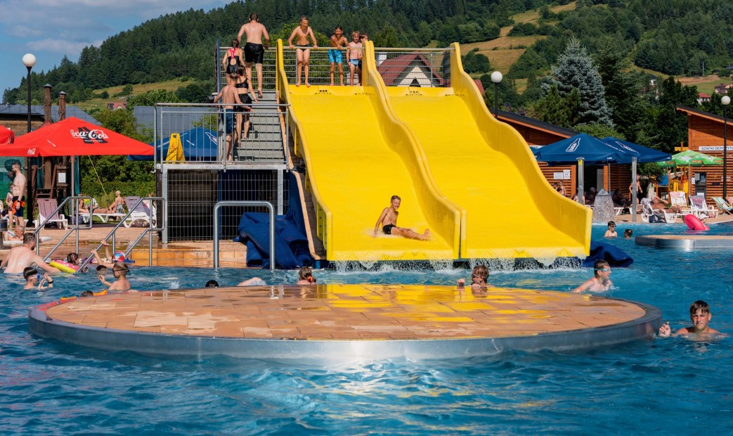Dzieci bawiące się na basenie odkrytym obóz muszyna