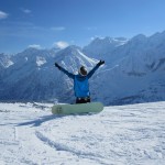 młodzież zimą w Alpach