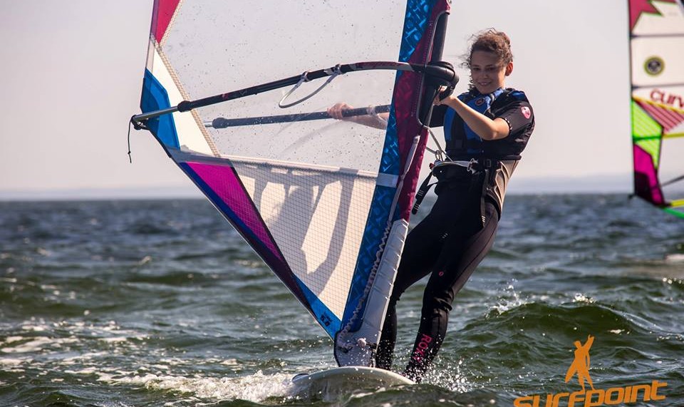 Młodzież na obozie windsurfingowym w Jastarni