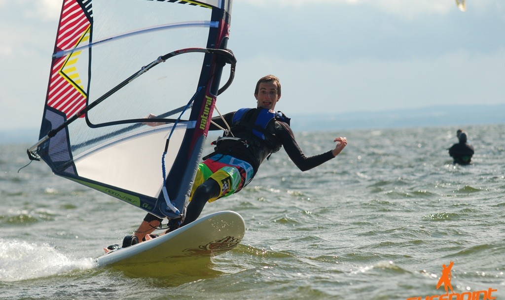 Młodzież na obozie windsurfingowym w Jastarni