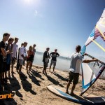 Młodzież na obozie windsurfingowym w Jastarni