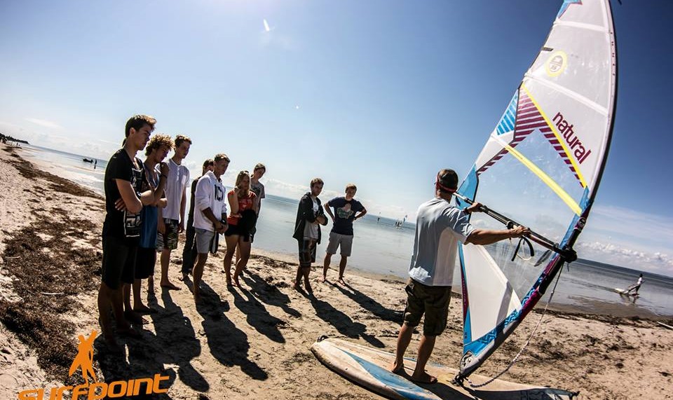 Młodzież na obozie windsurfingowym w Jastarni