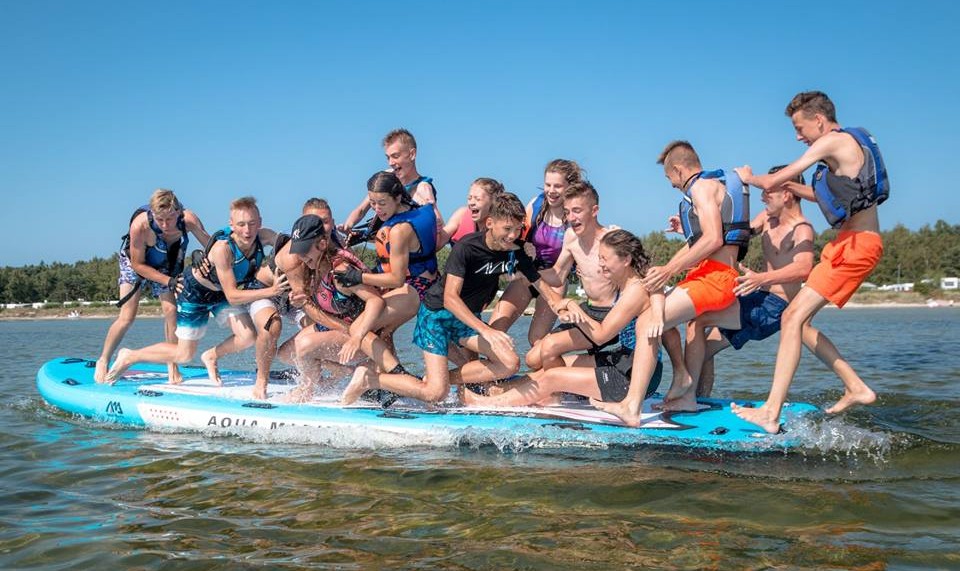 Młodzież na obozie windsurfingowym w Jastarni