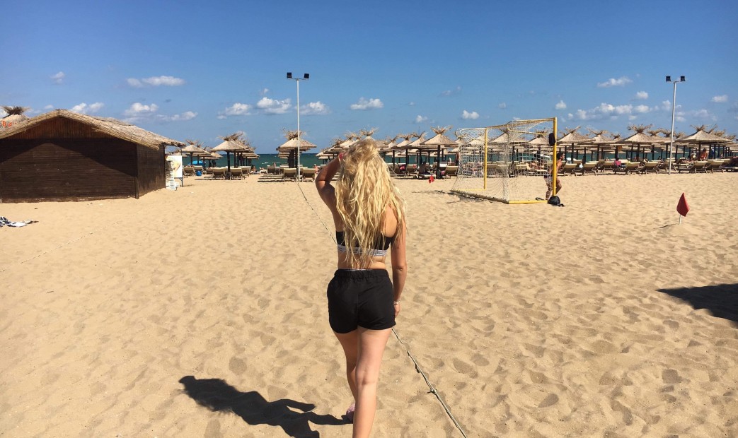 dziewczyna na plaży w Złotych Piaskach