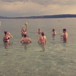 Młodzież na wycieczce w parku narodowym Jeziora Plitwickie