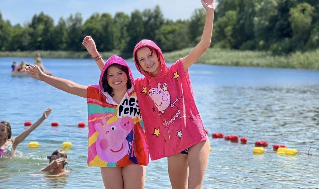 Dzieci nad jeziorem na obozie w Olsztynie