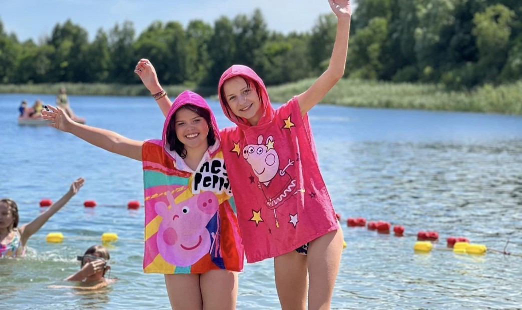 Dzieci nad jeziorem na obozie w Olsztynie