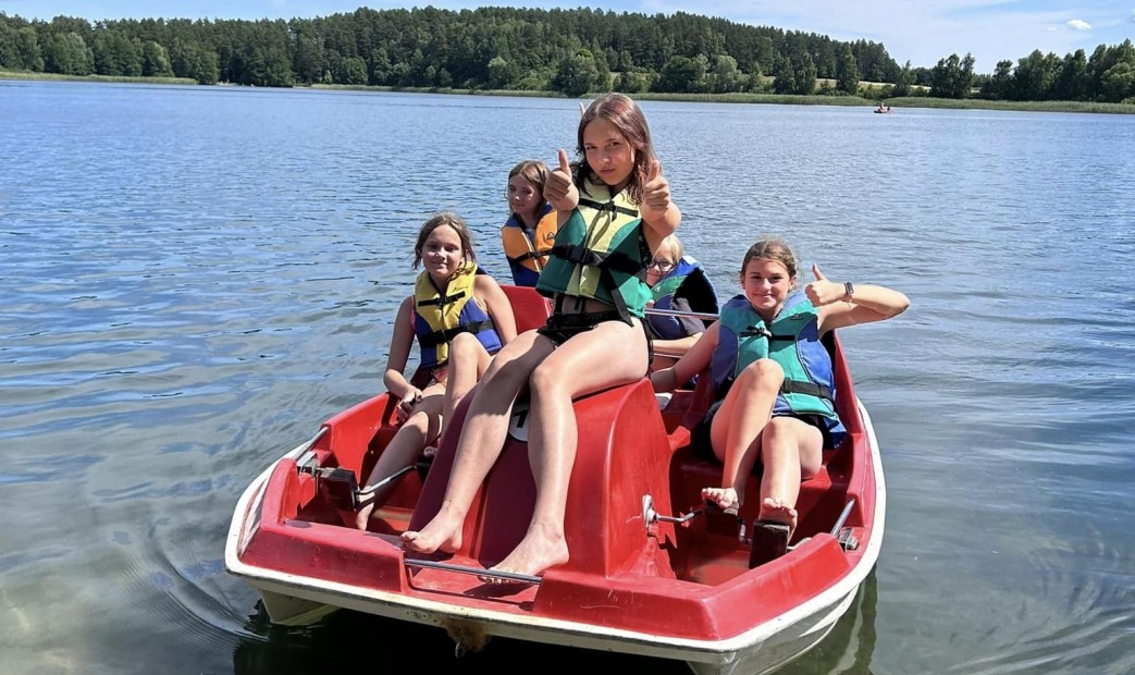 Dziewczynki na jeziorze w Olsztynie