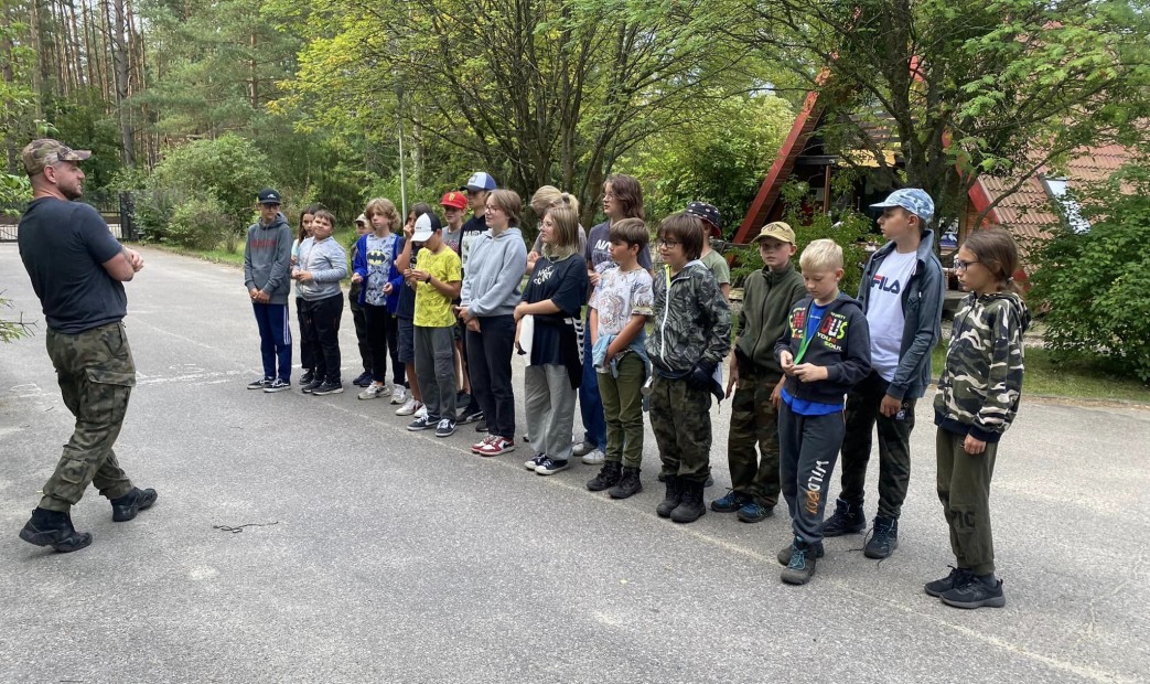 Zbiórka chłopców na obozie adrenalina w Pieckach