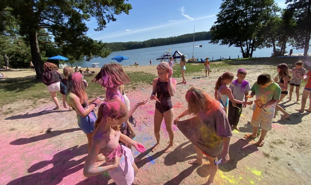 Dziewczyny - zabawa z proszkami holi nad jeziorem w Pieckach