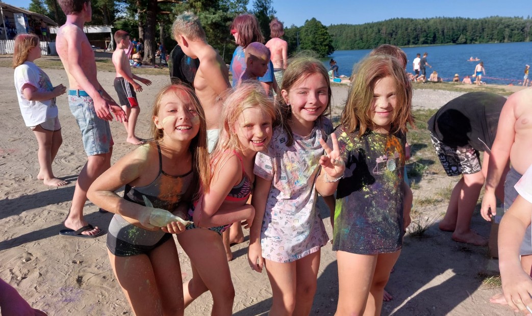 Zabawa proszkami holi nad jeziorem na obozie w Pieckach