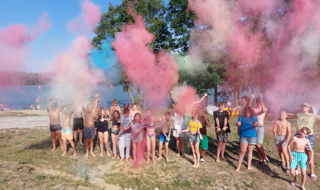 Zabawa proszkami holi nad jeziorem w Pieckach