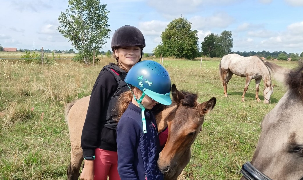 Dziewczyny z koniami na obozie w Pieckach