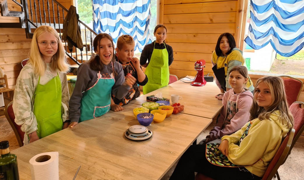 Dziewczyny na zajęciach kulinarnych na obozie w Pieckach