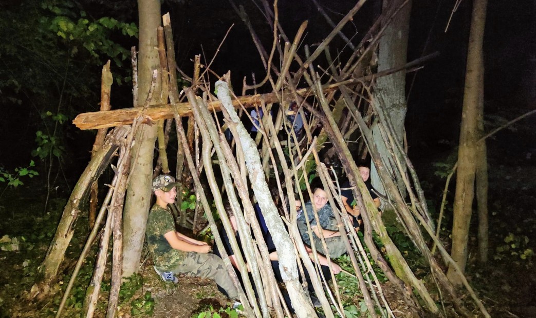 Pobyt w szałasie nocą na obozie adrenalina