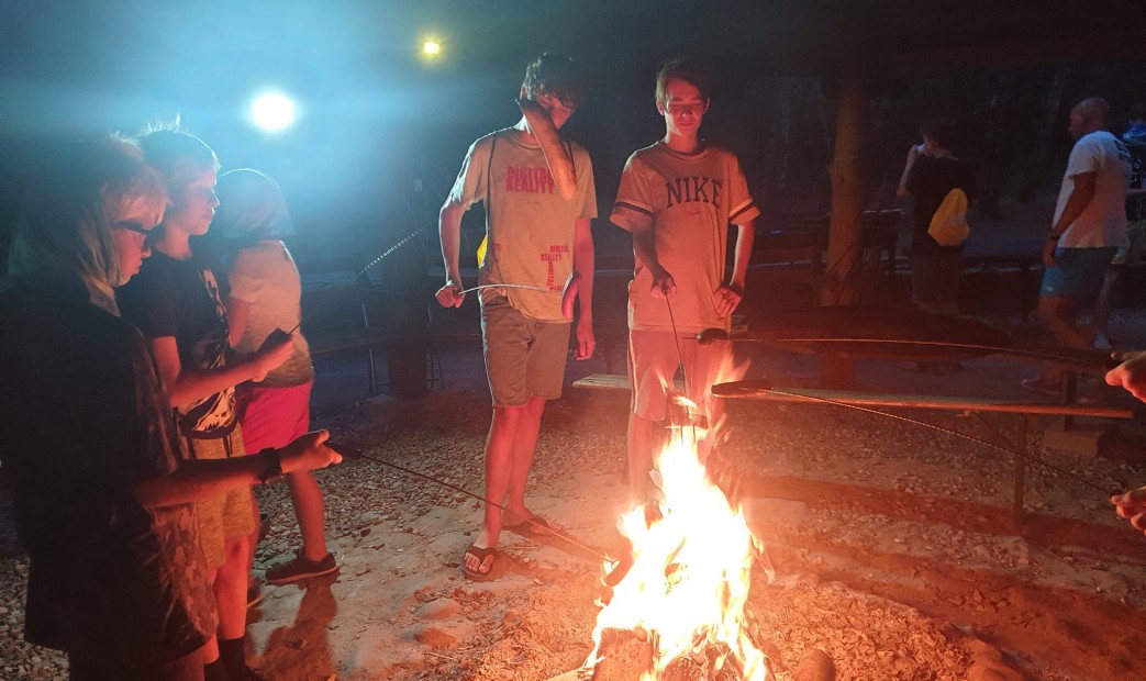 Młodziez na ognisku na obozie letnim w Pieckach