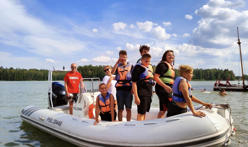 Dzieci i młodzież na pontonie na wodzie - obóz w Pieckach