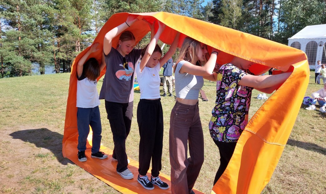 Dziewczynki zabawa w potrójnych spodniach na obozie w Pieckach