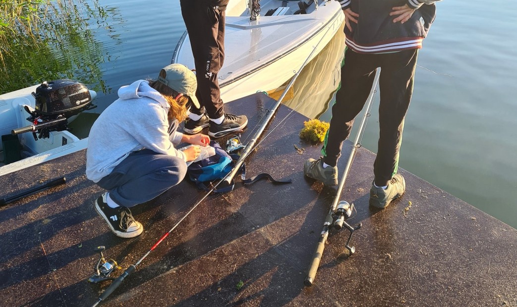 Łowienie nad jeziorem na obozie wędkarskim w Pieckach