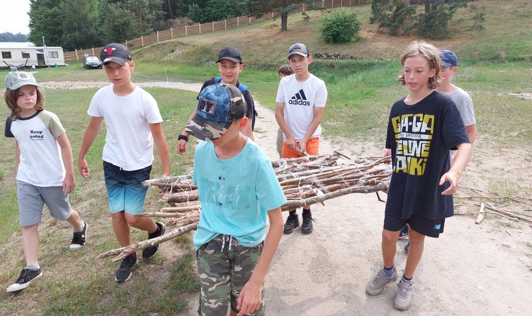 Chłopcy niosący tratwe obóz adrenalina w Pieckach