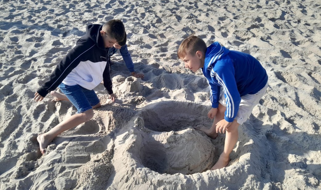 Chłopcy - zabawa w piasku na plaży