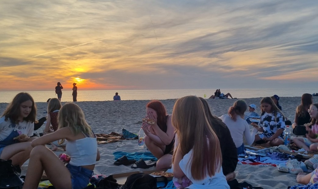 Dziewczyny na plaży o zachodzie słońca