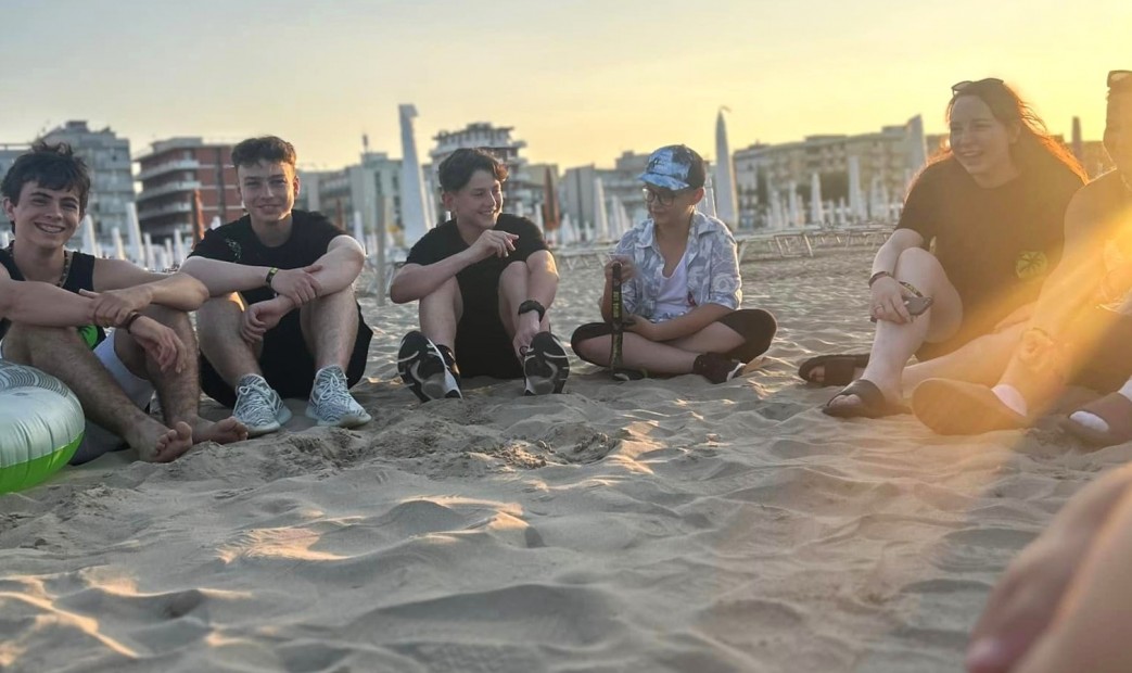 Młodzież na plaży w Rimini