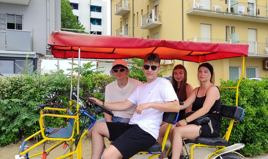 Młodzież na rowerze wycieczkowym w Rimini