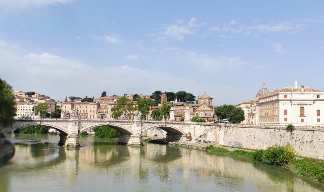 Panorama Rzymu z mostem Vittorio Emanuele na pierwszym planie