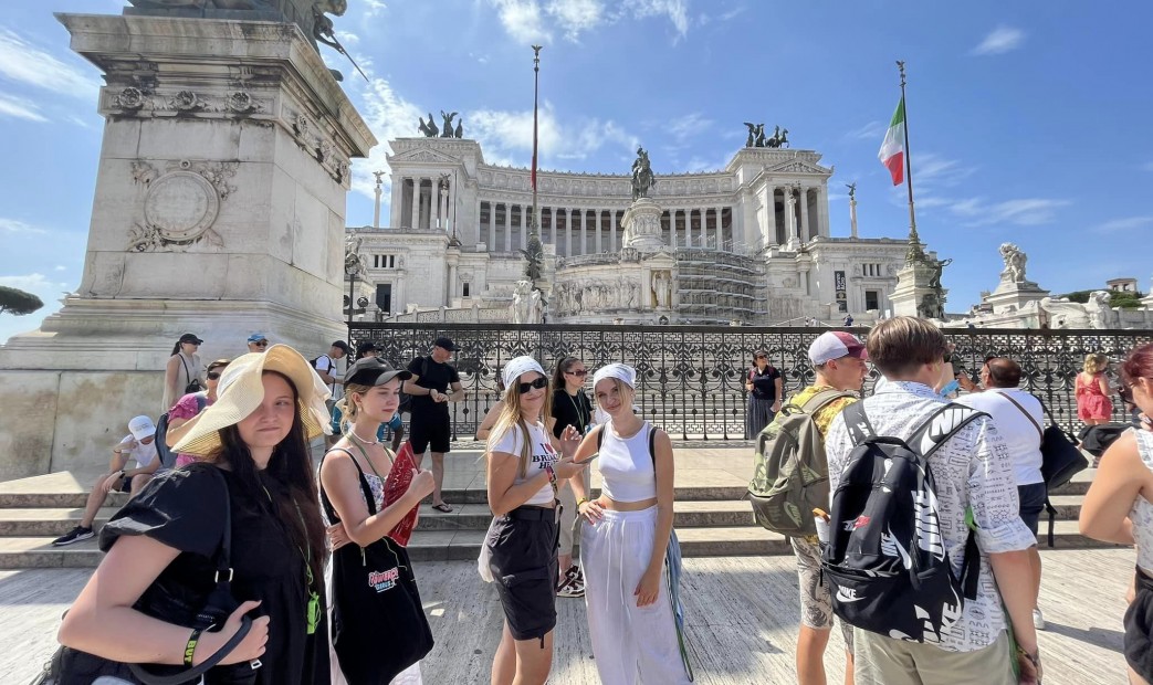 Młodzież przy Placu Weneckim w Rzymie