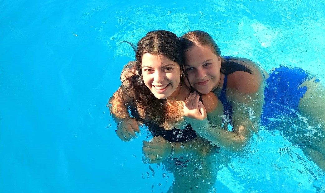 Dziewczyny pływające w basenie na obozie w Rimini