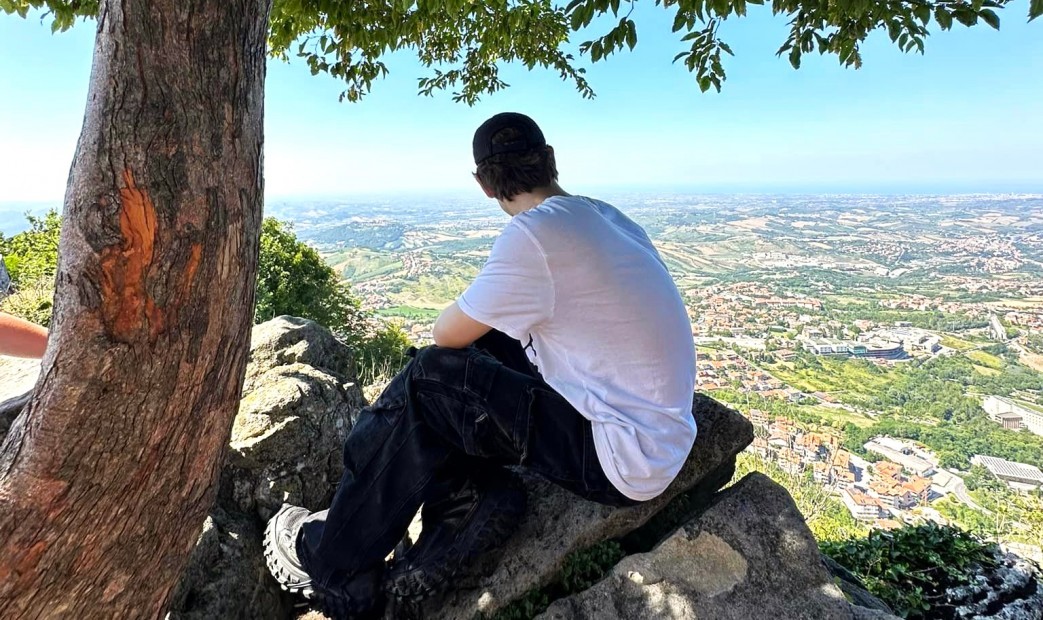 Chłopak na tle krajobrazu San Marino