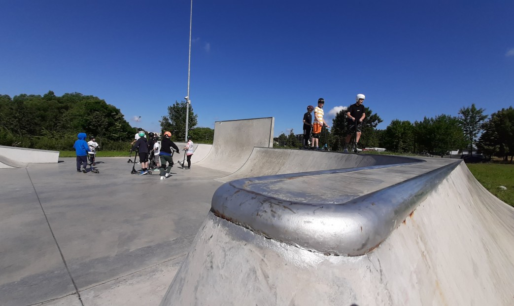 Dzieci i młodzież na skateparku