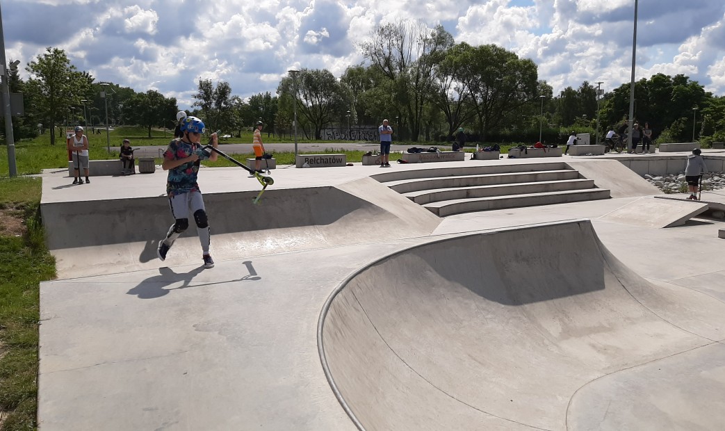 Dzieci i młodzież na skateparku