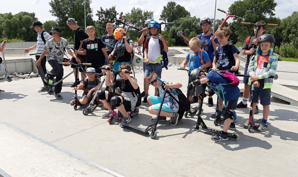 Grupa dzieci na skateparku