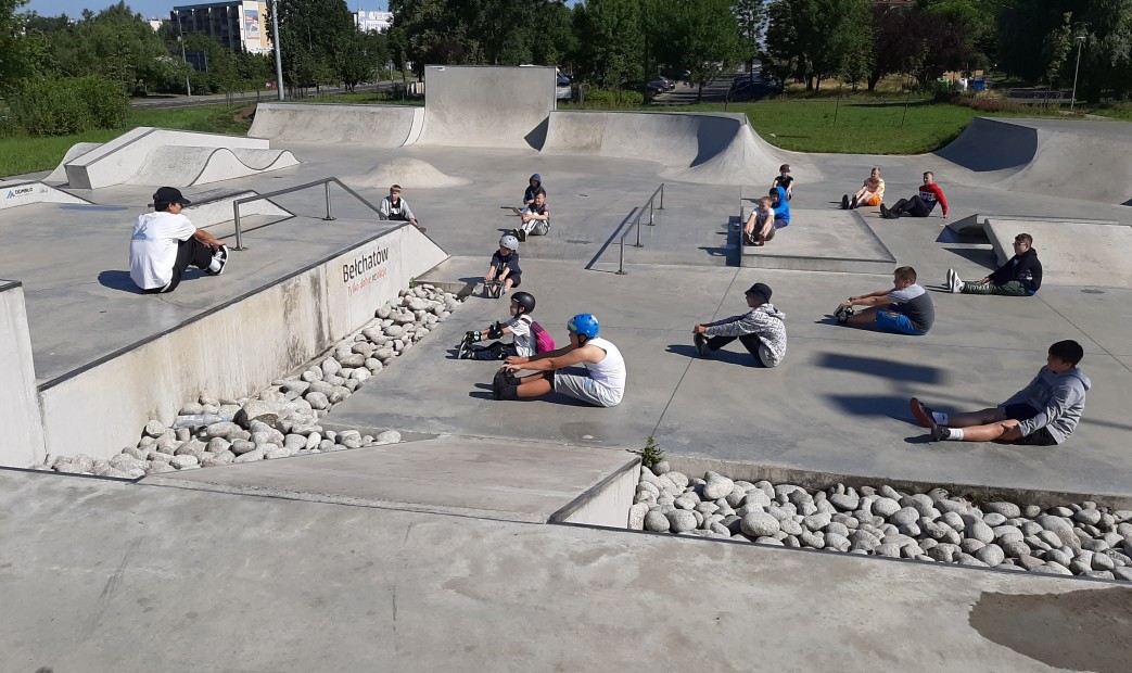 Dzieci i młodzież na skateparku