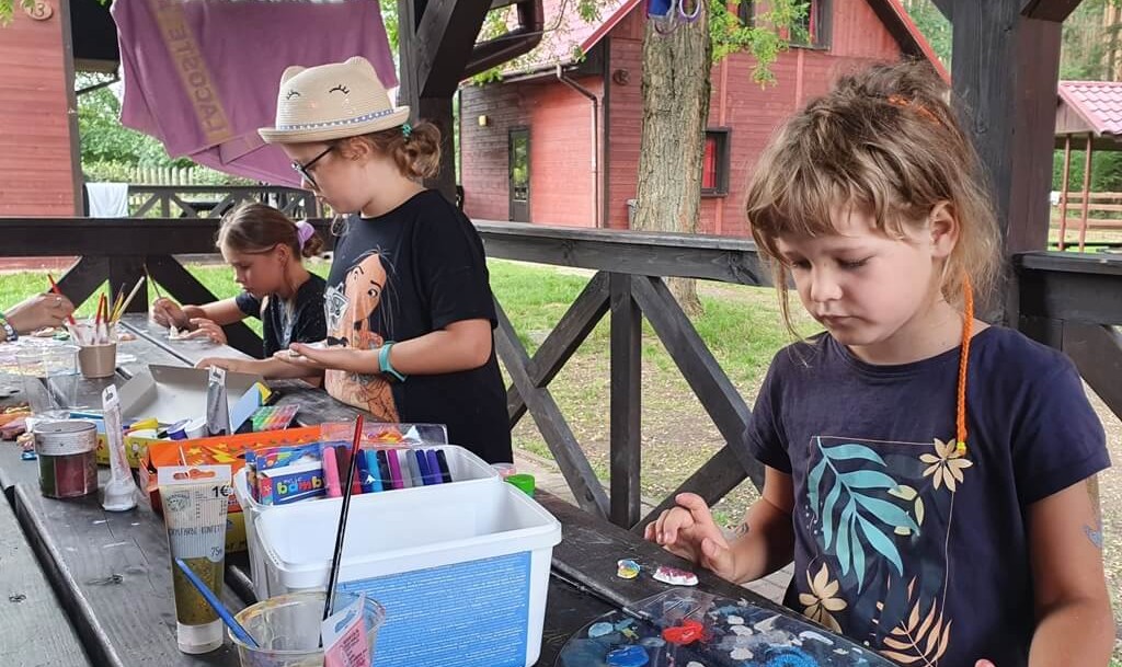 Plażowanie i kąpiele w jeziorze na koloniach w Rogowcu