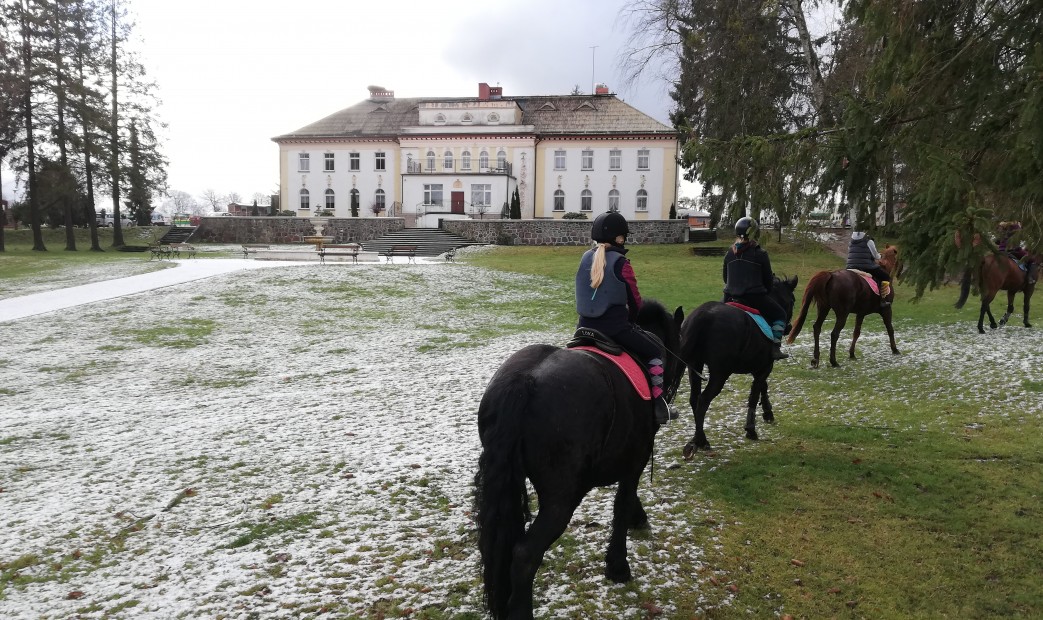 Młodzież na koniach  zimą w Runowie