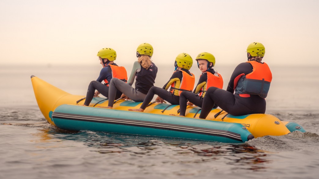 dzieci na obozie windsurfingowym