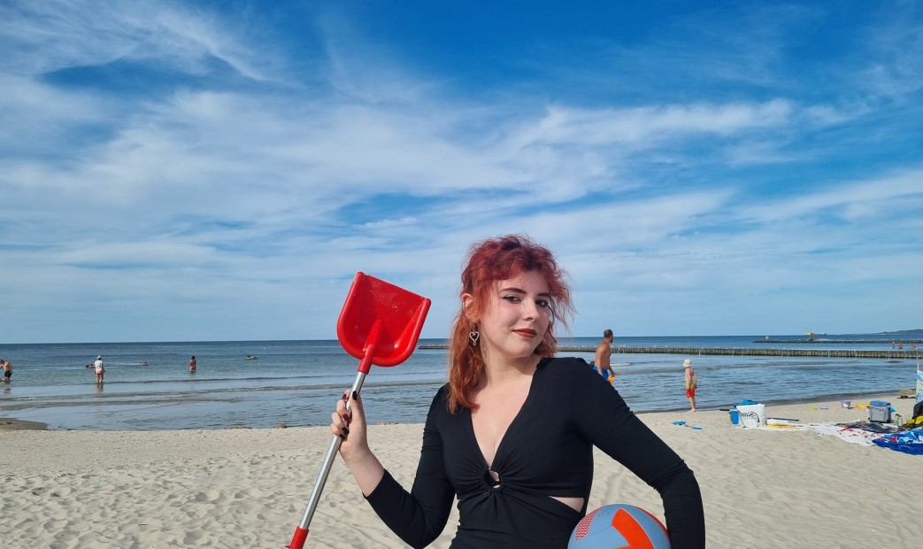 Dziewczyna na plaży na tle Bałtyku