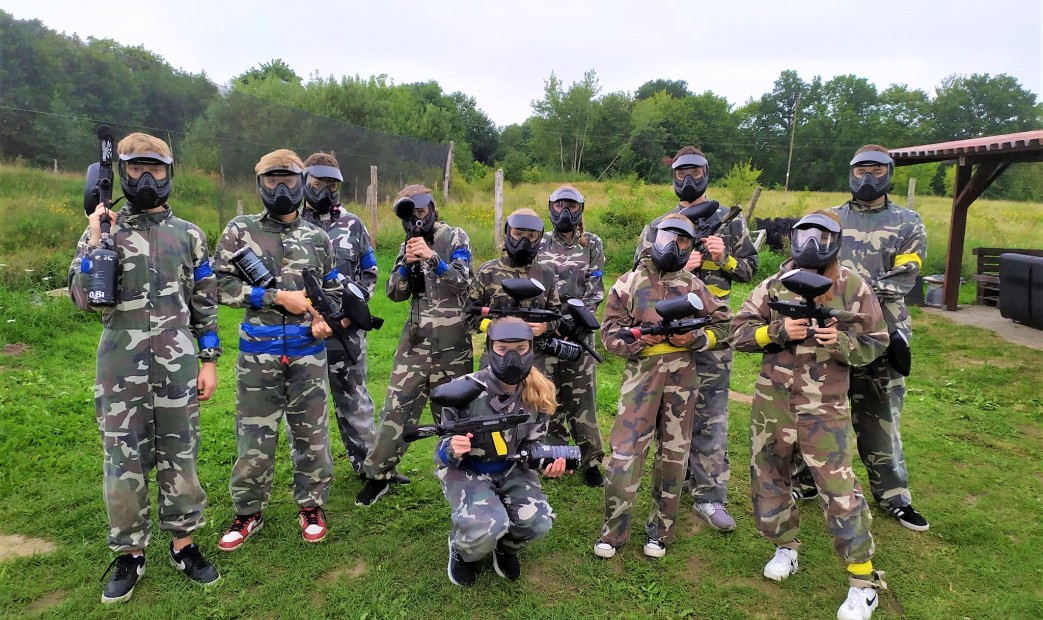 Grupa obozowiczów na paintballu na obozie w Ustce