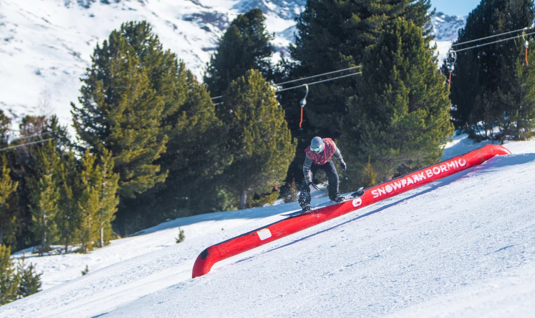 Jazda na snowboardzie na stoku