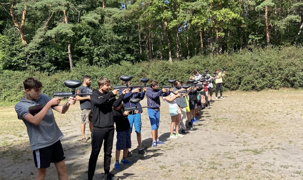 Młodzież strzelanie do celu na kulki z farbą paintball