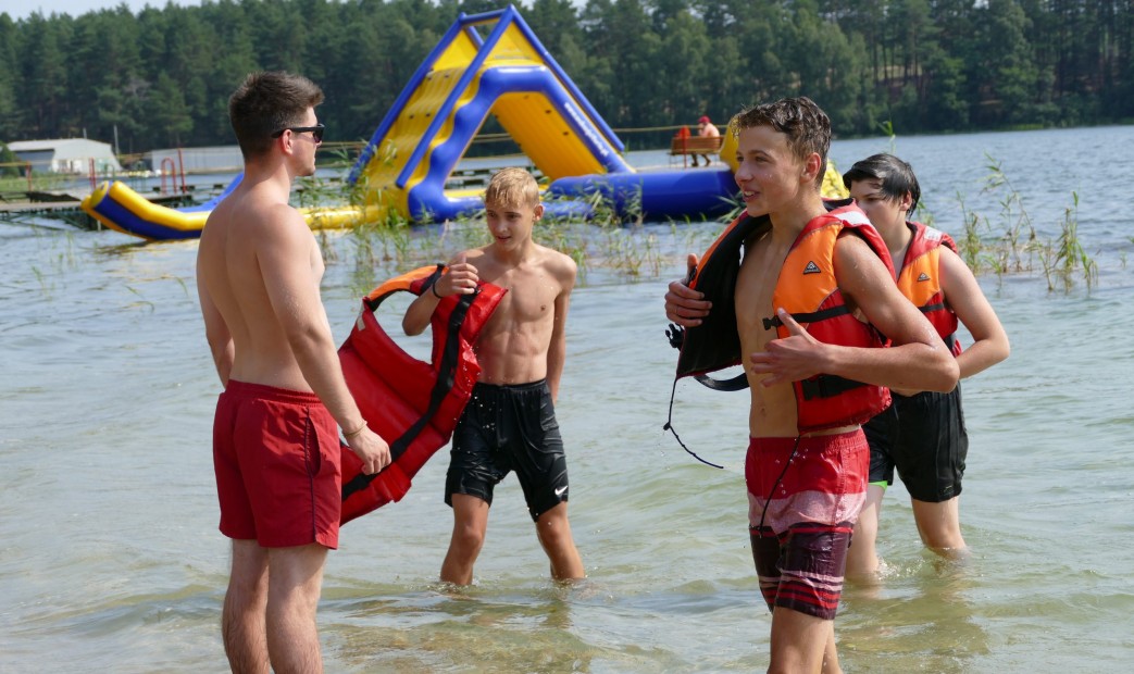 młodzież w trakcie zajęć na obozie na kaszubach