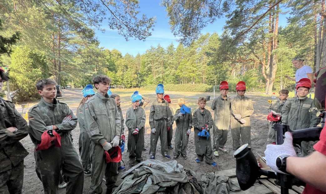 Zbiorka chłopcow na grze z paintball