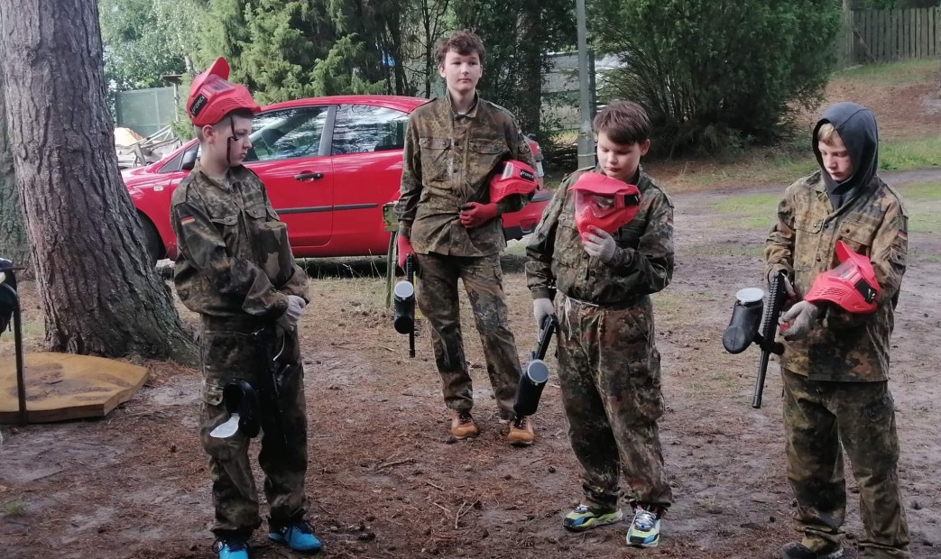 Chłopcy na grze w paintballa obóz adrenalina