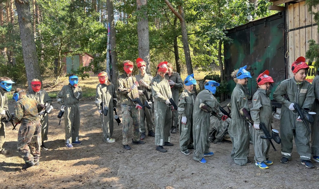 Chłopcy na graniu w paintballa 