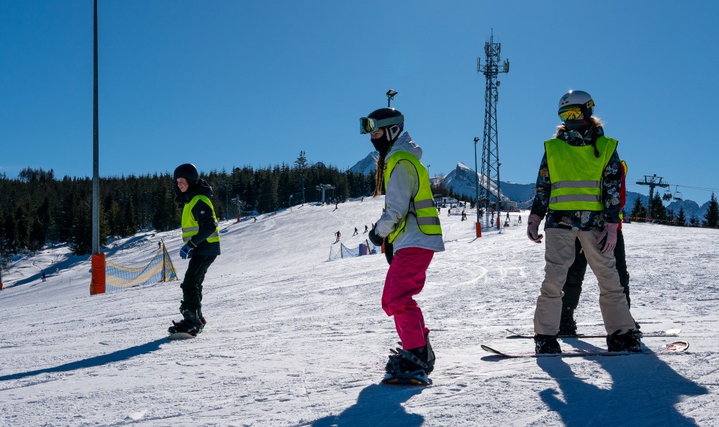 Nauka młodzieży jazdy na snowboard